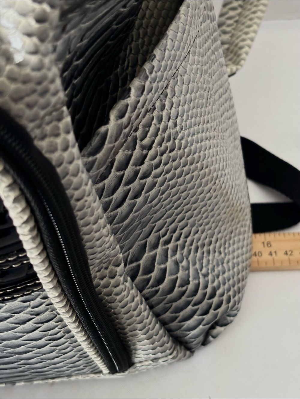 NEW! SAMANTHA BROWN OMBRO CROCO EMBOSSED BACKPACK/CARRY ON BLACK WHITE - Picture 5 of 15